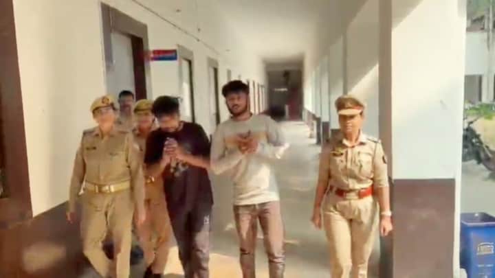 झांसी के 2 युवकों ने घर के बाहर खड़ी लड़की से की थी अश्लील हरकत, पकड़े गए तो पुलिस ने किया ये हाल Jhansi, police, anti romio team, molestation, arrested, viral video, apology, crime, safety, Uttar Pradesh, Jhansi, UP Police, crime in UP, Molestation in UP, उत्तर प्रदेश पुलिस, उत्तर प्रदेश में लड़कियों के साछ छेड़छाड़