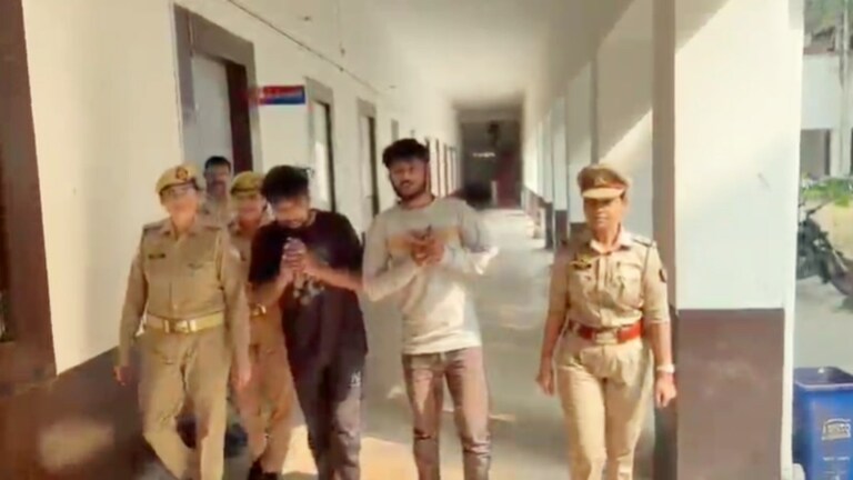 झांसी के 2 युवकों ने घर के बाहर खड़ी लड़की से की थी अश्लील हरकत, पकड़े गए तो पुलिस ने किया ये हाल Jhansi, police, anti romio team, molestation, arrested, viral video, apology, crime, safety, Uttar Pradesh, Jhansi, UP Police, crime in UP, Molestation in UP, उत्तर प्रदेश पुलिस, उत्तर प्रदेश में लड़कियों के साछ छेड़छाड़