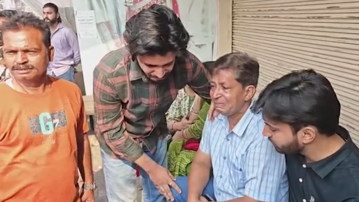इससे अच्छा तो हमें भी इसके नीचे दबा दो... मेरठ में बुलडोजर चलने से व्यापारियों ने रोते हुए भारी मन से बहुत कुछ कहा Meerut News