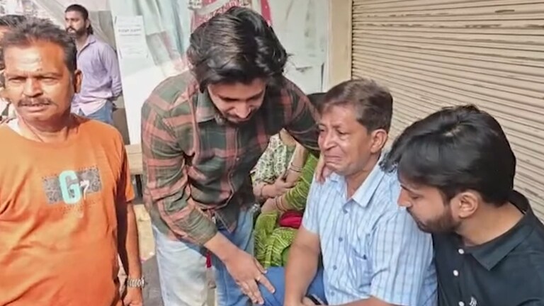 इससे अच्छा तो हमें भी इसके नीचे दबा दो... मेरठ में बुलडोजर चलने से व्यापारियों ने रोते हुए भारी मन से बहुत कुछ कहा Meerut News