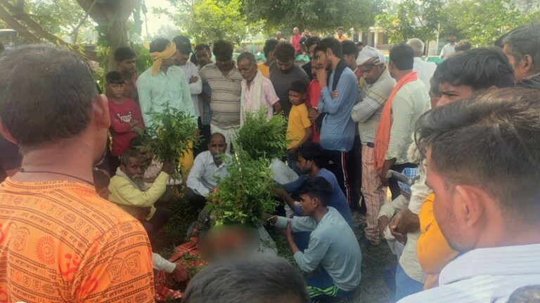 हाथरस में बच्चे को सांप ने काटा, कब्र से निकाली बॉडी और 4 दिन तक किया झाड़फूंक और तंत्र मंत्र! नतीजा क्या? Hathras, Hathras news, Hathras police, Hathras crime, Hathras crime news, up news, up viral news, up crime, हाथरस, हाथरस न्यूज, हाथरस पुलिस, यूपी न्यूज