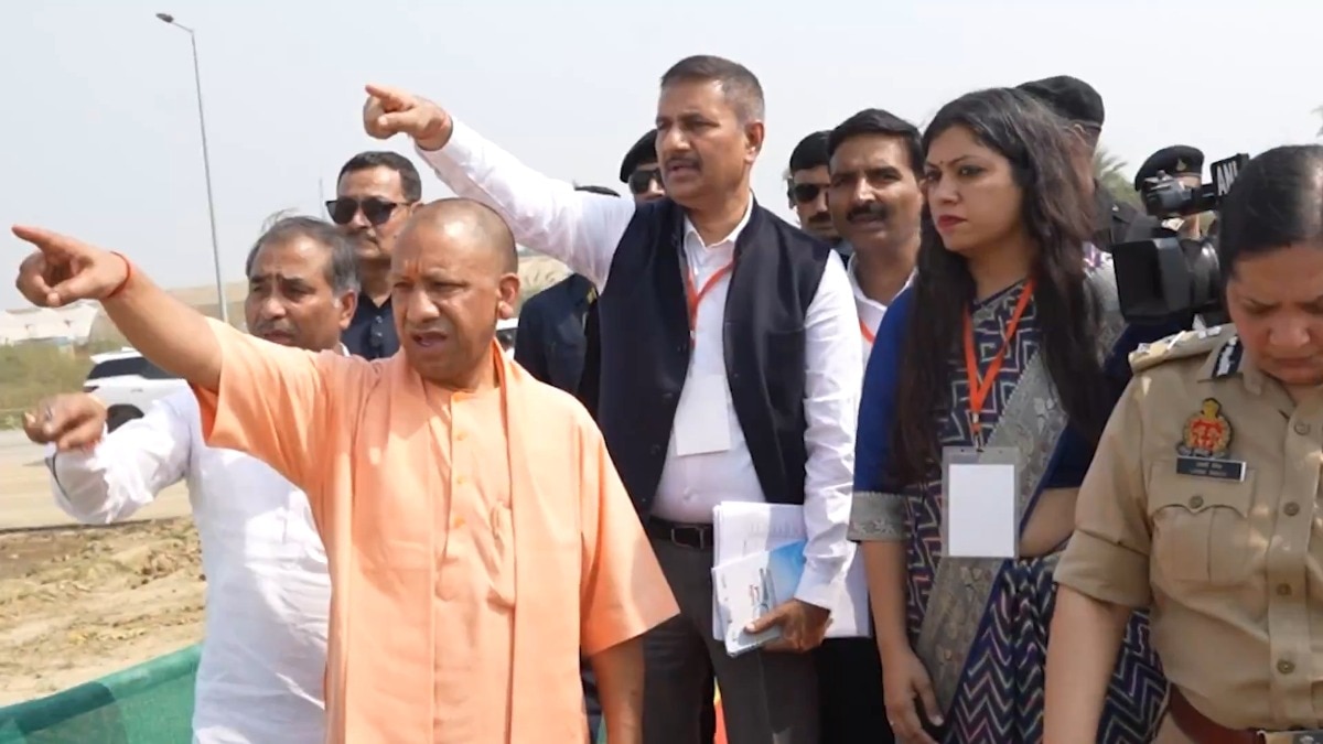 जेवर में बन रहे नोएडा इंटरनेशनल एयरपोर्ट पहुंचे CM योगी... हवाई अड्डे के उद्घाटन को लेकर मिला ये अपडेट