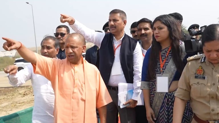 जेवर में बन रहे नोएडा इंटरनेशनल एयरपोर्ट पहुंचे CM योगी... हवाई अड्डे के उद्घाटन को लेकर मिला ये अपडेट CM Yogi