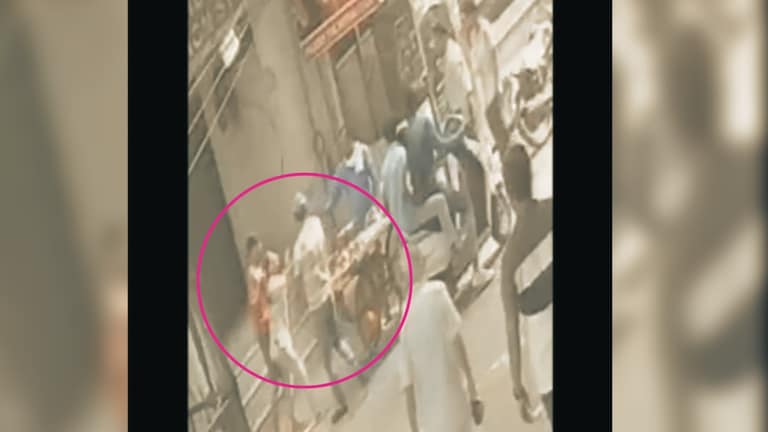 मंदिर जा रही थी शिवानी तभी वीरेंद्र द्विवेदी ने 21 रिश्तेदारों संग उसे दौड़ा दिया… बाल पकड़े, सड़क पर घसीटा और कपड़े फाड़ दिए, पर क्यों? Lucknow News