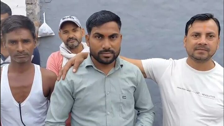 सांप ने काटा डॉक्टरों ने कहा- 'मर चुका है', 13 साल बाद दीपू बोला- 'मैं जिंदा हूं'... विज्ञान, परिवार और गांव हैरान तस्वीर में दीपू