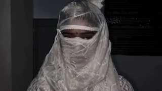 यूपी शासन लिखी गाड़ी पर पहुंचा आदेश मिश्रा और बस स्टैंड पर खड़ी महिला से करने लगा अश्लील बात, रोने लगी वो! Hardori Crime News