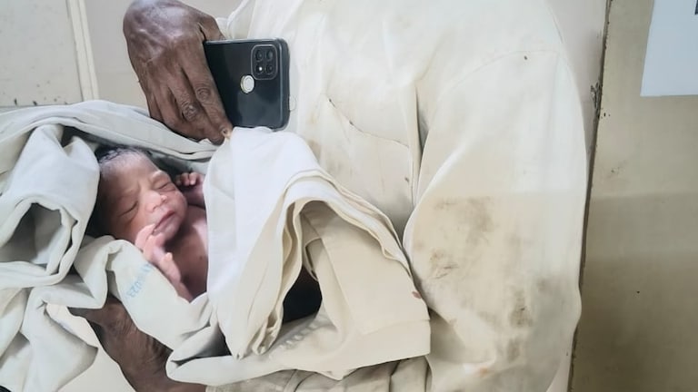 एम्बुलेंस आती तब तक देर हो जाती, महिला पुलिसकर्मी कुसुमलता और मीना खातून ने आगरा रेलवे स्टेशन पर बचाई मां-बेटी की जान Agra News