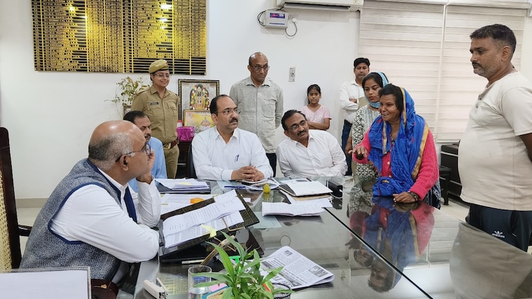 62 साल की मां को बेटे और बहू ने घर से निकाला वो रोते हुए पहुंचीं DM के पास... फिर IAS जितेंद्र सिंह ने कर दिया कमाल Kanpur News