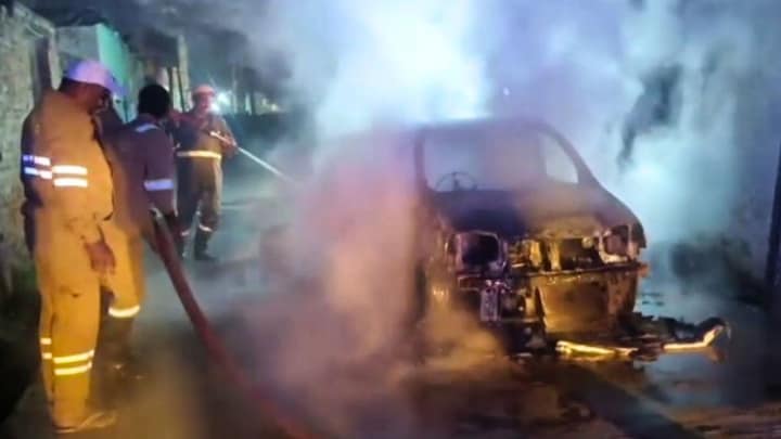 मुजफ्फरनगर में मारुति 800 कार में गैस भरवाते समय अचानक लगी आग, चालक के साथ हुआ ये! UP Tak