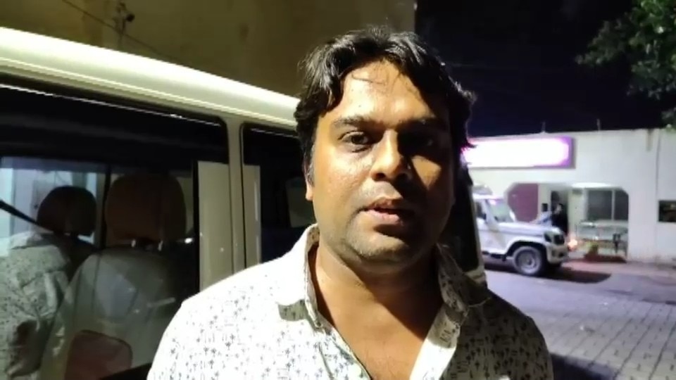 तस्वीर में प्रतीक गुप्ता