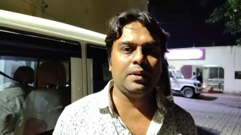 लखनऊ में प्रतीक गुप्ता से 2 लाख की रिश्वत लेने पहुंचा था दारोगा धनंजय सिंह, पैसे मिलने से पहले ही हो गया कांड  तस्वीर में प्रतीक गुप्ता