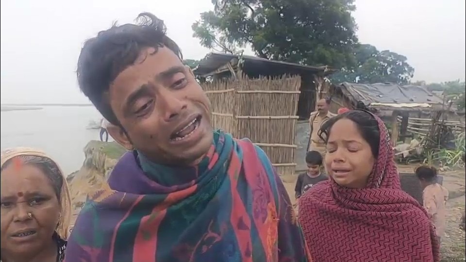 तस्वीर में लापता हुए लोगों के परिजन