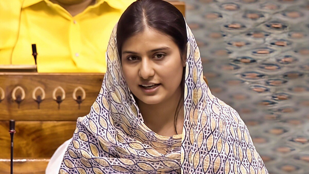 shamli mandir, MP Iqra Hasan, Iqra Hasan big announcement, Iqra Hasan in temple, Iqra Hasan donate 10 lakh rupees, Iqra Hasan MP fund, Iqra Hasan in Shamli, इकरा हसन, शामली, मंदिर, कैराना सांसद