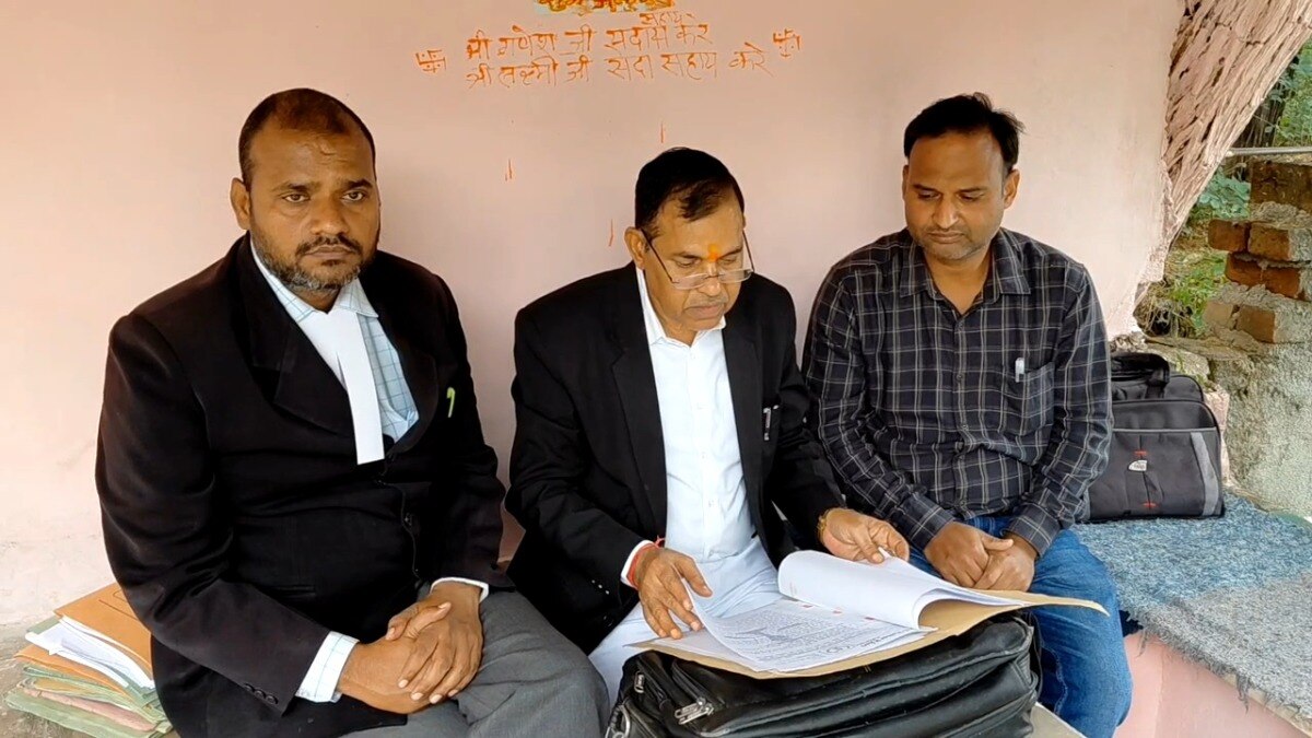 अपने वकील के साथ बैठे दीपक कुमार