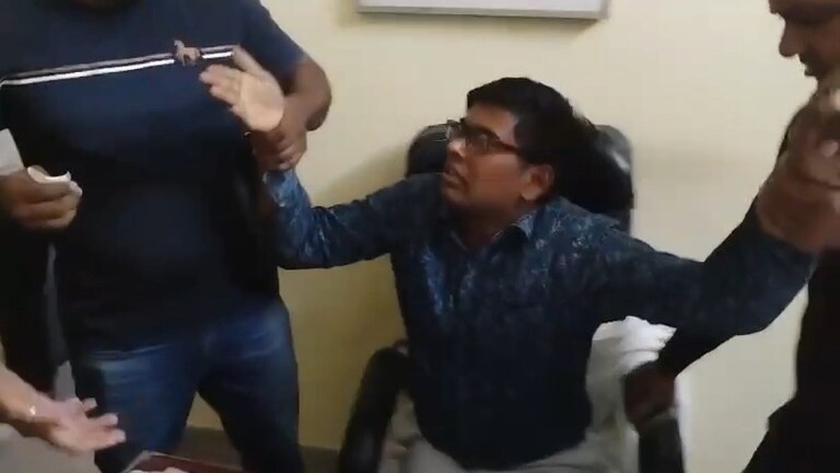 प्रतापगढ़ में घूस ले रहे थे मत्स्य पालन अफसर विकास कुमार, दोनों हाथ पकड़कर उठा लिए गए Vikas Kumar