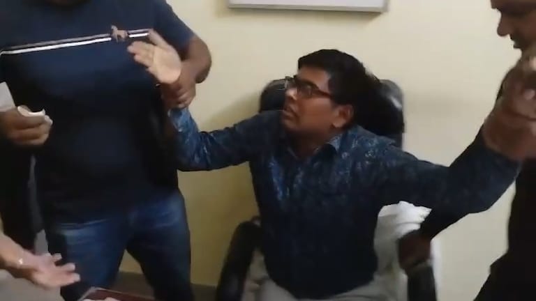 प्रतापगढ़ में घूस ले रहे थे मत्स्य पालन अफसर विकास कुमार, दोनों हाथ पकड़कर उठा लिए गए Vikas Kumar