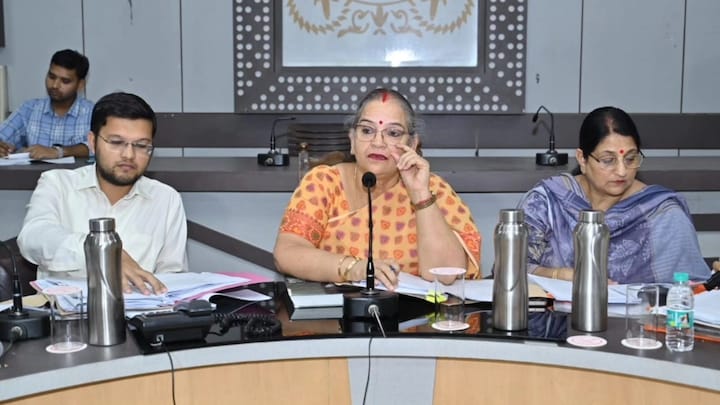 लखनऊ मेयर सुषमा खर्कवाल और IAS गौरव कुमार के बीच हो गई गर्मागर्म बहस! मीटिंग के अंदर का ये सीन आपको चौंका देगा तस्वीर में बाएं IAS गौरव कुमार दाएं मेयर सुषमा खर्रकवाल