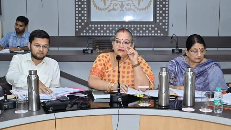 लखनऊ मेयर सुषमा खर्कवाल और IAS गौरव कुमार के बीच हो गई गर्मागर्म बहस! मीटिंग के अंदर का ये सीन आपको चौंका देगा तस्वीर में बाएं IAS गौरव कुमार दाएं मेयर सुषमा खर्रकवाल