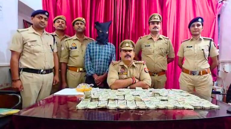 प्लास्टिक के थैलों में 500-500 के नोटों की गड्डियां... DDU जंक्शन पर जब बैग खुला तो सबके उड़े होश UP Tak