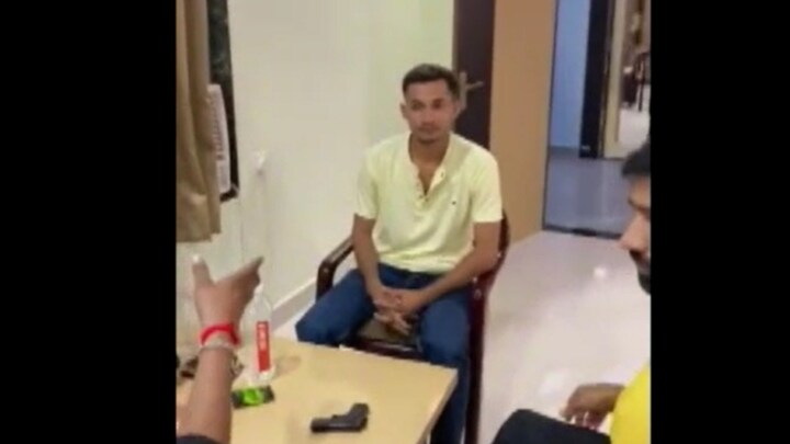 महाकुंभ में दातून बेचकर खूब रुपये कमाने वाले आकाश यादव को पुलिस ने क्यों बिठा लिया? Akash Yadav Daatun Boy