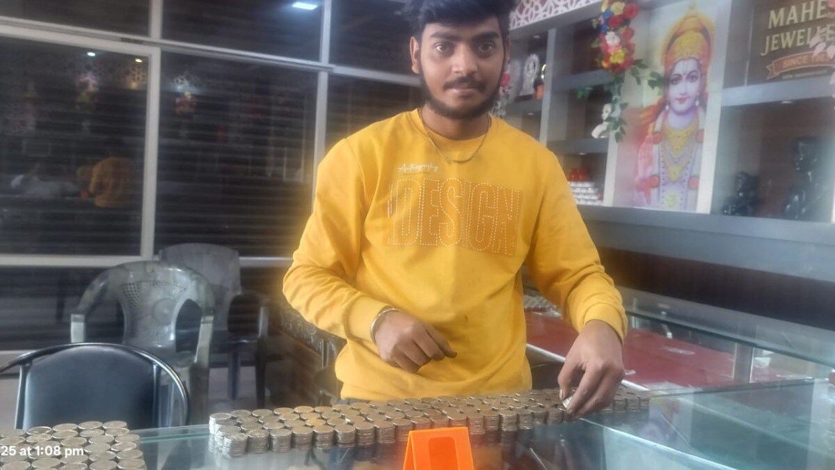 कानपुर के 'पान वाले' अभिषेक यादव ने ज्वैलर्स के सामने लगाए 20-20 के सिक्कों के ढेर फिर ये प्यारी कहानी पता चली UP Tak