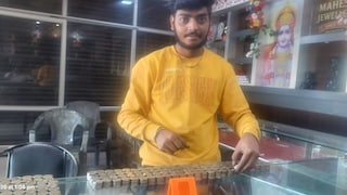 कानपुर के 'पान वाले' अभिषेक यादव ने ज्वैलर्स के सामने लगाए 20-20 के सिक्कों के ढेर फिर ये प्यारी कहानी पता चली UP Tak