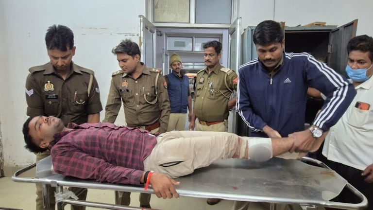 देवरिया में पेट दर्द का बहाना बनाकर दारोगा पर फायरिंग करते हुए भागा पशु तस्कर राजेश यादव, फिर पुलिस ने इस हाल में पकड़ा Deoria News: Rajesh yadav in hospital