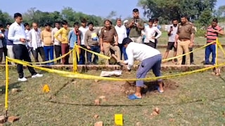 गड्ढे में हुई शव होने की आशंका, खुदाई पर निकला जर्मन शेफर्ड का शव... डॉग को नमक-कंबल के साथ क्यों दफनाया गया Jhansi News