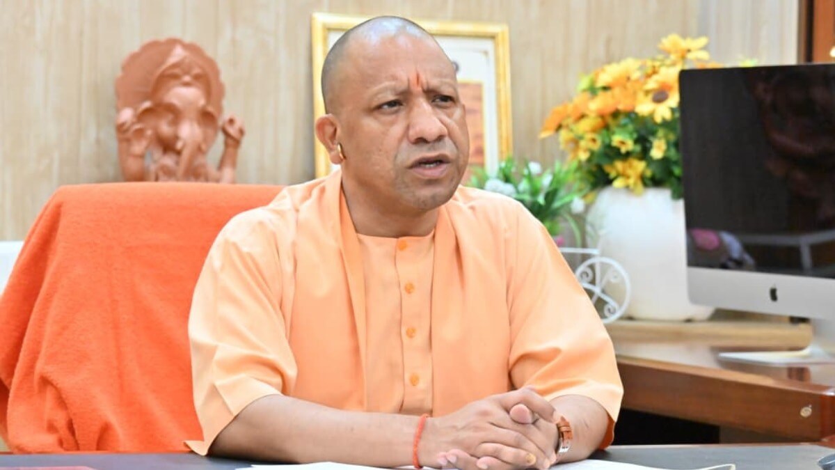 रील बनाने वाले पुलिसवालों पर टेढ़ी हुई सीएम योगी आदित्यनाथ की नजर, दे दिया ये आदेश उत्तर प्रदेश के मुख्यमंत्री योगी आदित्यनाथ (Image-Social media)