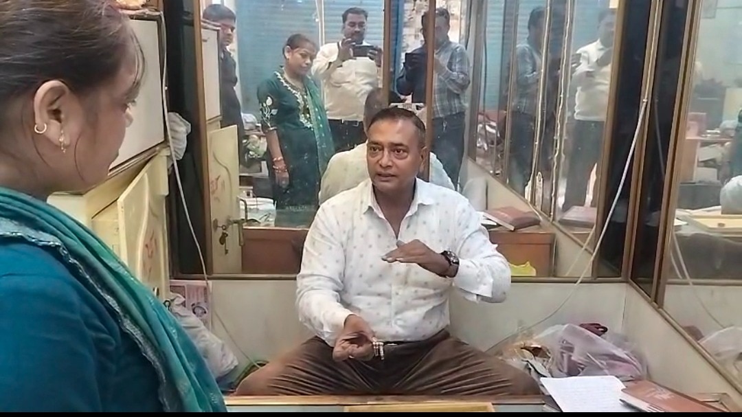 कानपुर में मां का सोने का झाला लेकर बेचने पहुंच गया ये लड़का फिर ज्वैलर पुष्पेंद्र ने किया गजब का काम