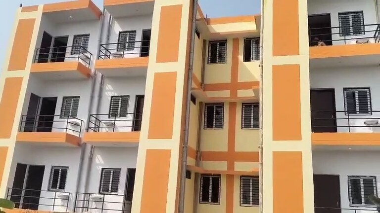 लखनऊ में 72 सस्ते सरकारी फ्लैट की चाबी लोगों को मिली, जानें किस जाति को गए कितने फ्लैट Lucknow Sardar Vallabhbhai Patel Awasiye Yojana