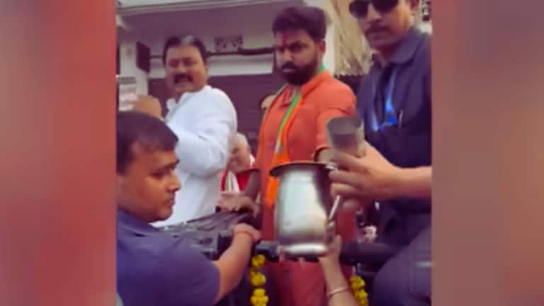 जग उठा घटाघट पी गए पानी फिर ये कहां की लिट्टी मंगा खाने लगे भोजपुरी स्टार पवन सिंह! pawan singh