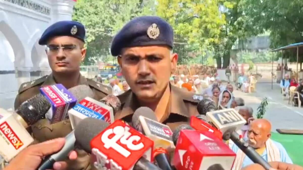 अलीगढ़ के SSP नीरज जादौन ने बुजुर्ग हिस्ट्रीशीटरों के लिए कर दिया गजब का काम! हो रहे खूब चर्चे UP Tak