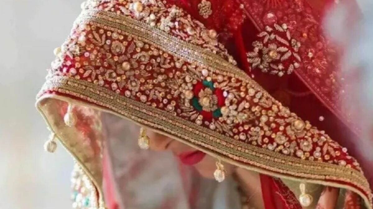 सगाई के लिए तैयार होने मेकअप स्टूडियो गई युवती का जबरन बना लिया गया वीडियो, देवरिया में आगे जो हुआ, चौंक जाएंगे Deoria, Deoria News, Deoria Police, Deoria Viral News, UP News, Bride, Bridal Makeup, Engagement, Engagement Makeup, देवरिया, देवरिया न्यूज, देवरिया पुलिस, देवरिया वायरल न्यूज, यूपी न्यूज, दुल्हन, दुल्हन का मेकअप, सगाई, सगाई का मेकअप