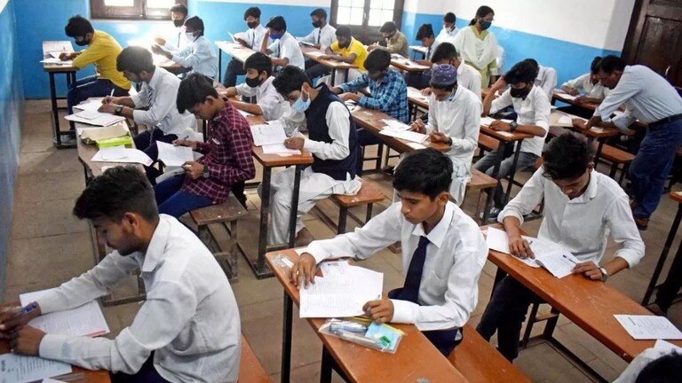 UP Board Exam Date 2026: यूपी बोर्ड 10वीं, 12वीं के एग्जाम की डेट शीट आई, जानिए किस दिन कौन सा पेपर UP Board Exam