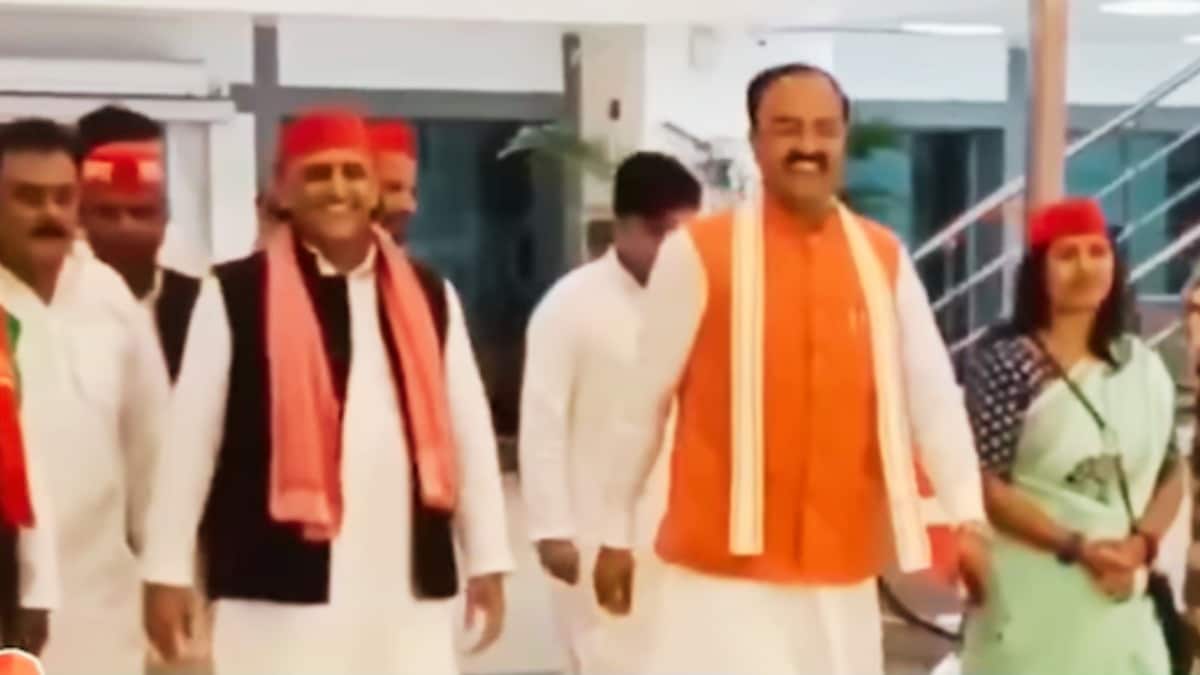 लड्डू खिलाओ, रसगुल्ला खिलाएंगे... अखिलेश और केशव मौर्य की मुस्कुराती तस्वीरों में बातचीत वाला राज खुल गया! akhilesh and keshav