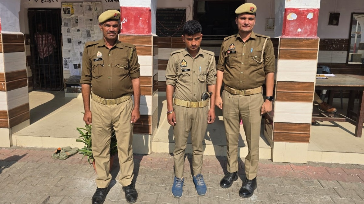 खाकी वर्दी, कमर में पिस्टल... संभल में 'एनकाउंटर' करने आया था फर्जी पुलिसवाला, स्पोर्ट्स शूज ने पहुंचा दिया जेल Sambhal Fake Policeman News