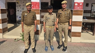 खाकी वर्दी, कमर में पिस्टल... संभल में 'एनकाउंटर' करने आया था फर्जी पुलिसवाला, स्पोर्ट्स शूज ने पहुंचा दिया जेल UP Tak