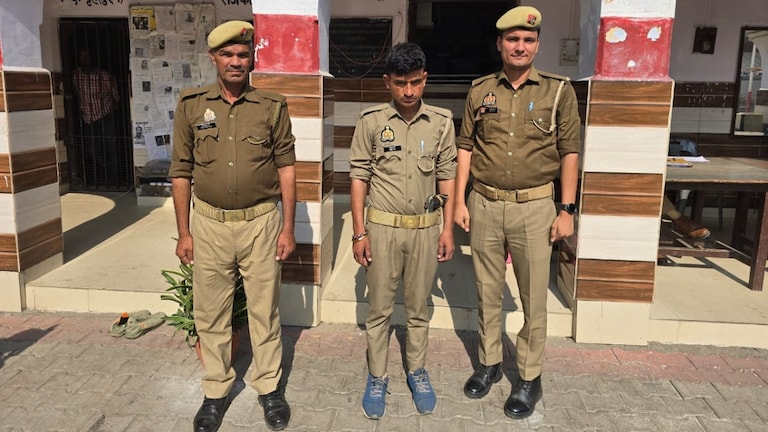 खाकी वर्दी, कमर में पिस्टल... संभल में 'एनकाउंटर' करने आया था फर्जी पुलिसवाला, स्पोर्ट्स शूज ने पहुंचा दिया जेल Sambhal Fake Policeman News