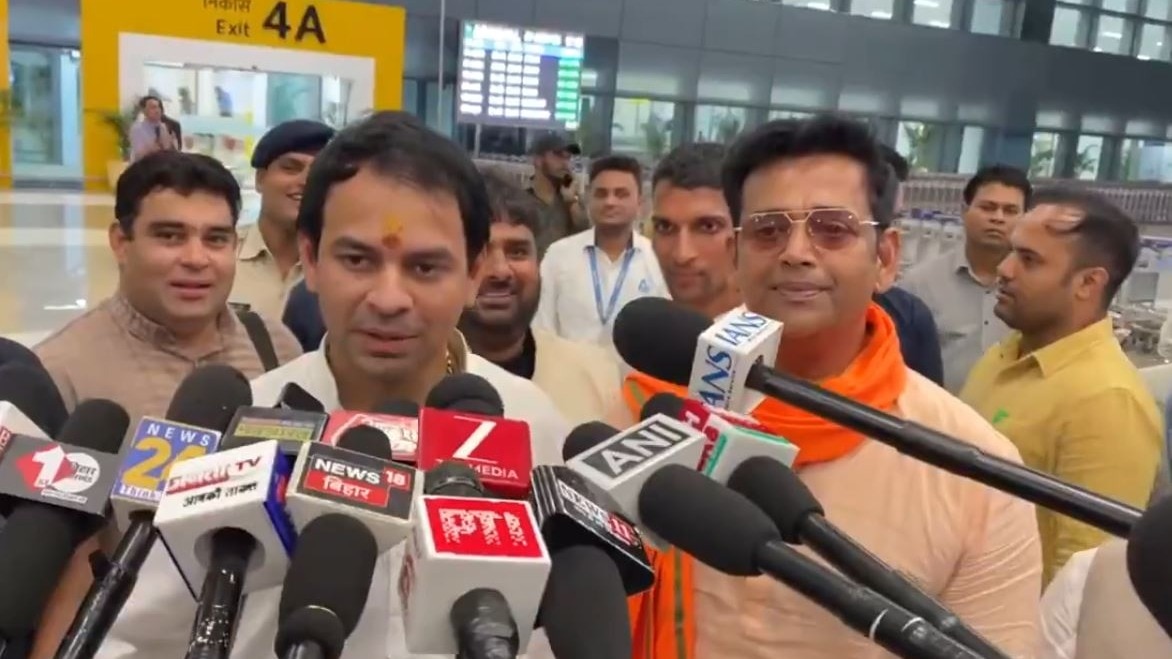 'कुछ भी हो सकता है...' तेज प्रताप यादव देंगे बीजेपी का साथ, पटना एयरपोर्ट पर हुआ खेला? Tej Pratap