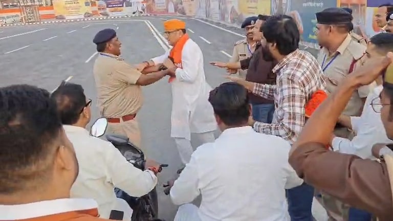 वाराणसी में BJP विधायक सौरभ श्रीवास्तव और RPF जवान में हाथापाई, स्टेशन पर क्यों हुआ हाई-वोल्टेज ड्रामा BJP विधायक सौरभ श्रीवास्तव और RPF जवान में धक्का-मुक्की