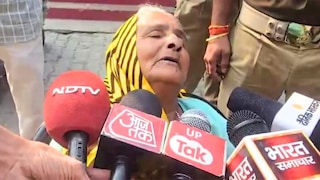 गिलास में डाई घोलकर की पिलाने की कोशिश... झांसी में संतराम यादव ने 80 साल की मां को बेरहमी से पीटा UP Tak