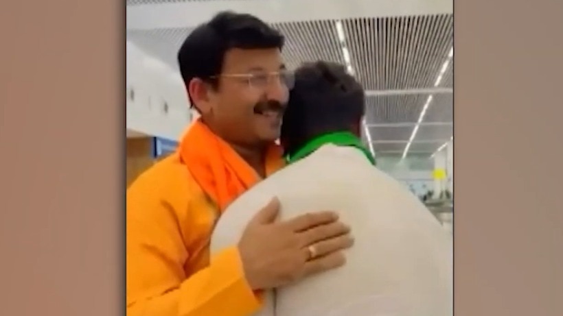 भोजपुरी स्टार खेसारी लाल यादव ने छू लिए मनोज तिवारी के पैर, फिर दोनों के बीच हो गई ये बात