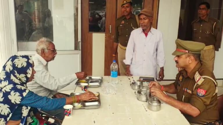 बेटे-बहू ने ठुकराया, SHO अमित ने थाने में खाना खिलाया…एटा के बुजुर्ग दंपत्ति 4 दिन तक सड़क पर भटकते रहे तो पुलिस ने ये किया Etah, Etah News, Etah crime news, Etah police, Etah crime, up news, up police, up viral news, एटा, एटा न्यूज, एटा पुलिस, एटा वायरल न्यूज, एटा वायरल वीडियो, यूपी न्यूज