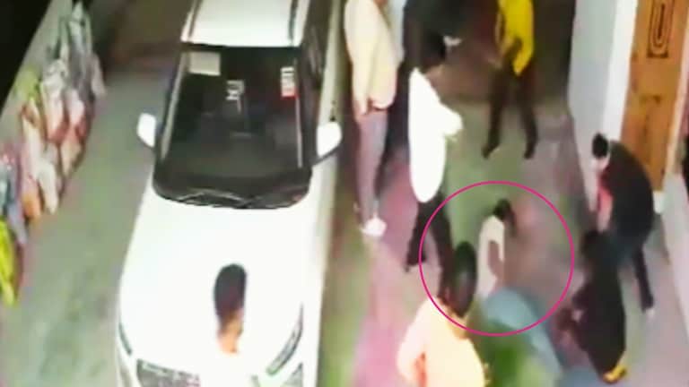 इटावा में दो स्कॉर्पियो से आए ये 4 और राजेश सिंह को बलभर पीट दिया! खून से सने डंडे ने बताई दरिंदगी की दास्तान Etawah News