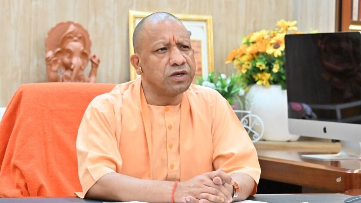 दिल्ली में भीषण ब्लास्ट के बाद CM योगी आदित्यनाथ ने यूपी के लिए दिया ये आदेश Yogi Adityanath, UP on high alert. Following the Delhi bombings, UP is on high alert, Car bomb blast, Red Fort, Delhi blast, Delhi terror attack, explosion near Red Fort, Delhi police, bomb squad, security alert