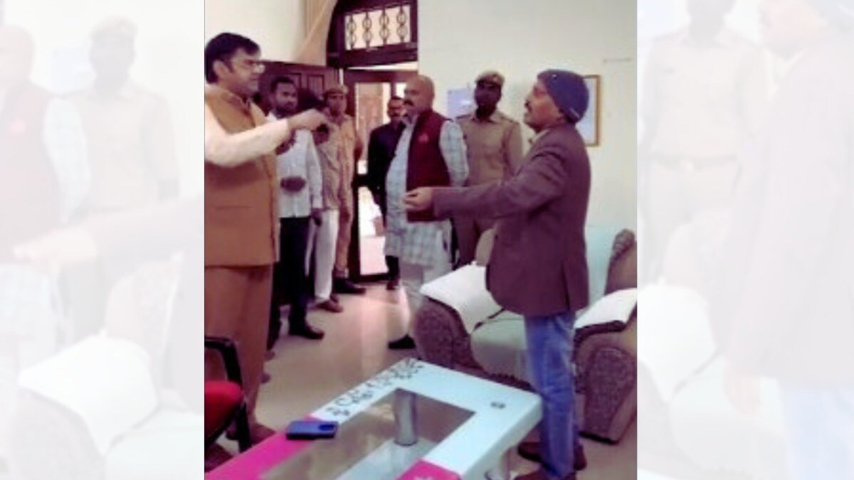 नंगा करके घुमाऊंगा... अपना दल MLA विनय वर्मा ने PWD अधिकारी कमल किशोर को दी धमकी! ये सब बाते कहीं Vinay verma scold pwd officer