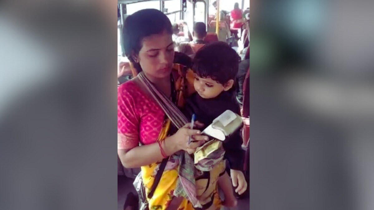 नाम निधि तिवारी काम यूपी रोडवेज में कंडक्टर... 1 साल के बच्चे को सीने पर बांध काटती हैं बस में टिकट, इमोशनल है कहानी Jhansi Viral Video