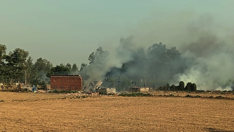 बाराबंकी में भीषण ब्लास्ट, पटाखा फैक्ट्री के जोरदार धमाके में चली गई इतनी जान Barabanki, Barabanki news, Barabanki police, Massive blast in a firecracker factory in Barabanki, Massive blast in Barabanki, up news, बाराबंकी न्यूज, बाराबंकी पटाखा फैक्ट्री में धमाका, यूपी न्यूज