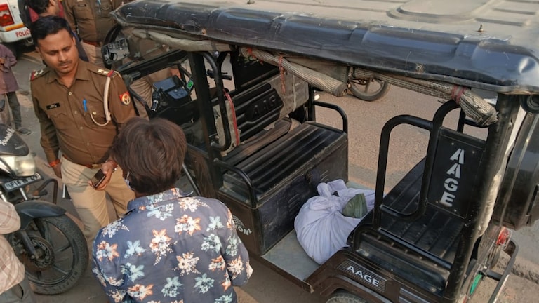 नोएडा में महिला की सिर कटी लाश के बाद अब नाले से मिलीं कपड़े में लिपटी हड्डियां! मचा हड़कंप Noida, Noida news, Noida police, Noida crime news, Noida crime, up news, up viral news, नोएडा, नोएडा न्यूज, नोएडा वायरल न्यूज, नोएडा क्राइम न्यूज, यूपी न्यूज